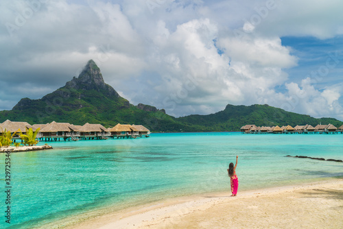 Photo Polynesian hula dancer dancing on Bora Bora beach at luxury overwater bungalows hotel resort at luau show party for tourists
