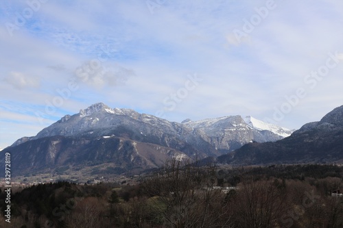 La cha  ne montagneuse des Aravis ou massif des Aravis en Haute Savoie vu du c  t   ouest depuis le village de La Roche sur Foron - D  partement Haute Savoie - R  gion Rh  ne Alpes - France 
