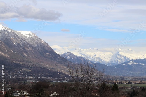 La chaîne montagneuse des Aravis ou massif des Aravis en Haute Savoie vu du côté ouest depuis le village de La Roche sur Foron - Département Haute Savoie - Région Rhône Alpes - France  © ERIC
