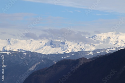 La cha  ne montagneuse des Aravis ou massif des Aravis en Haute Savoie vu du c  t   ouest depuis le village de La Roche sur Foron - D  partement Haute Savoie - R  gion Rh  ne Alpes - France 