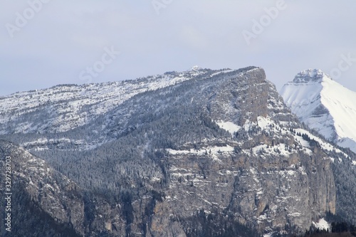 La chaîne montagneuse des Aravis ou massif des Aravis en Haute Savoie vu du côté ouest depuis le village de La Roche sur Foron - Département Haute Savoie - Région Rhône Alpes - France  photo