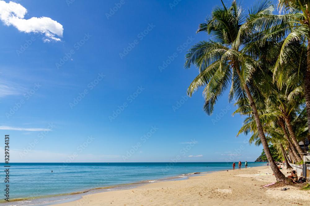 Fototapeta premium Biała piaszczysta plaża, Koh Chang, Tajlandia, listopad 2019