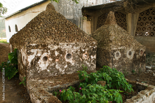 Mausolées shirazi (tombes royales) à Tsingoni, Mayotte. photo