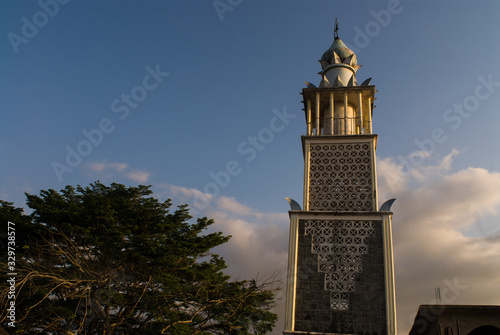 Minaret de la mosquée de Tsingoni à Mayotte.