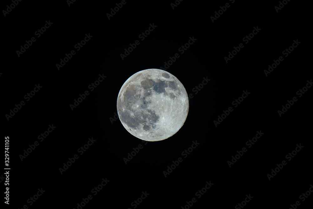 Obraz premium La luna llena del dia 9 de Marzo del 2020