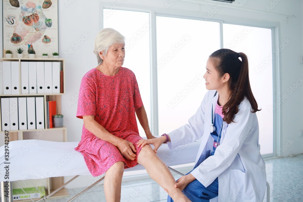Fototapeta premium doctor with patient in hospital