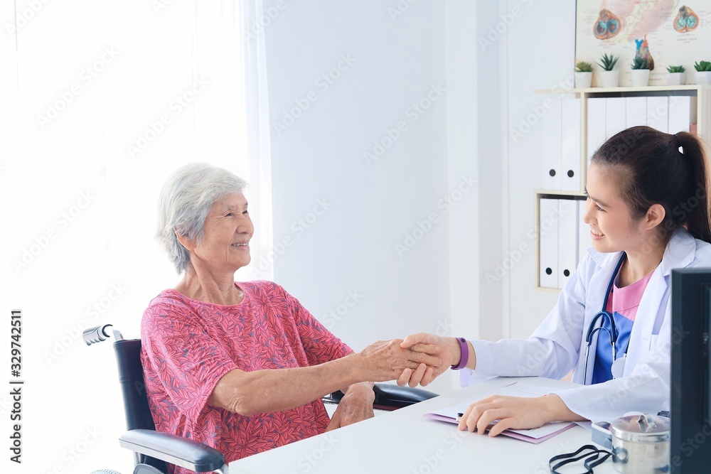 Fototapeta premium doctor talking to his patient
