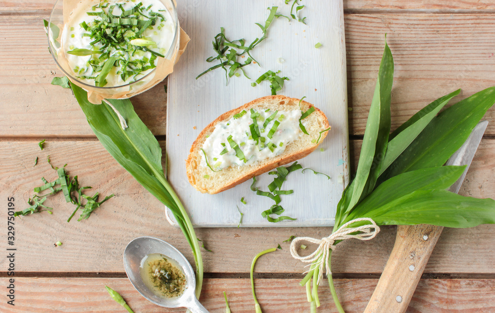 Bärlauch Wildkräuter frisch Kräuterquark Scheibe Brot Bärlauch Wildkräuter frisch Kräuterquark Scheibe Brot