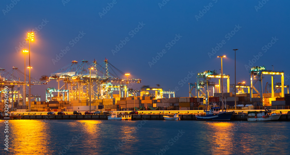 Obraz premium night view of seaport with cranes