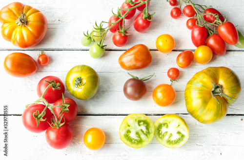 Tisch mit Tomaten Hintergrund verschiedene