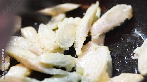 ごぼうを揚げる