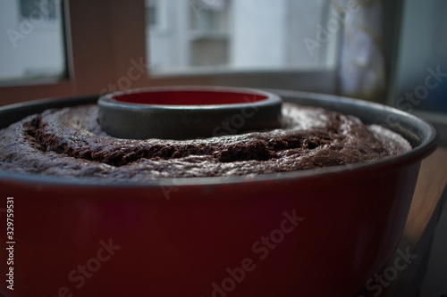 Molde savarin con bizcocho de chocolate recién salido del horno. Fondo de comida y postres en la cocina. photo