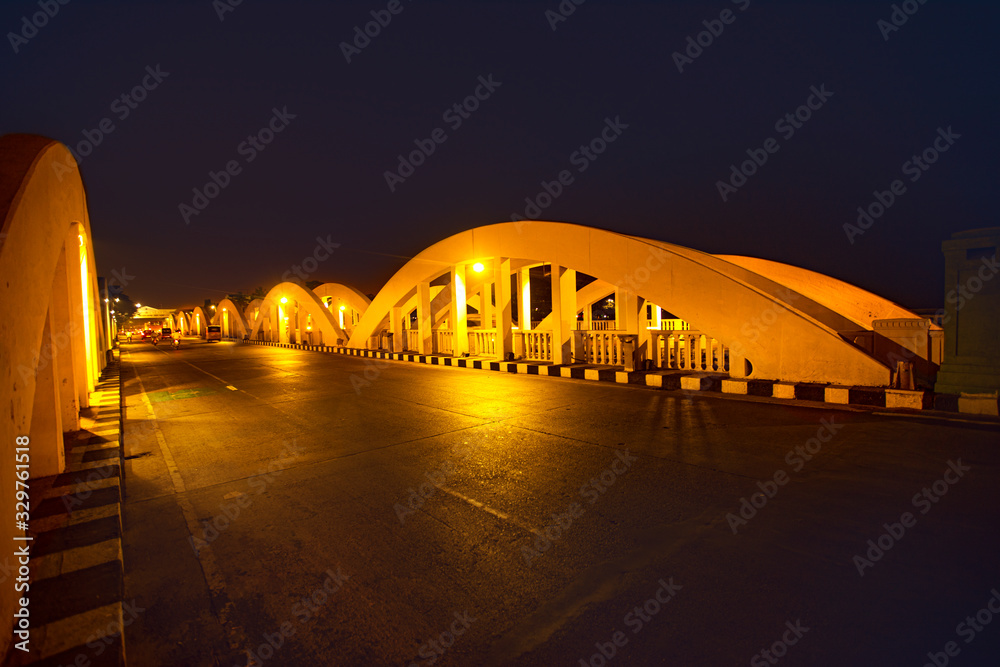 Obraz premium napier bridge beautifully lit bridge during the night chennai tamil nadu india