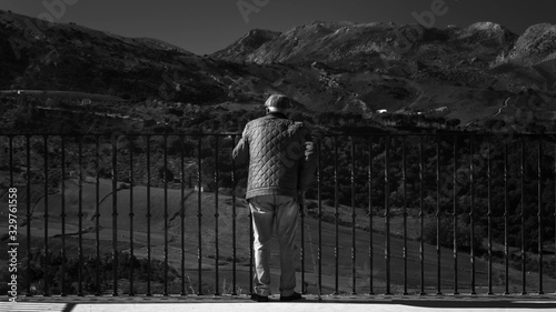 Canvastavla señor mayor mirando desde el mirador de ronda el paisaje de montañas pensando en