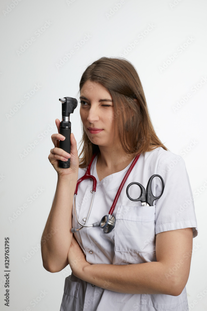 Doctora, enfermera, con instrumental medico sobre fondo blanco Doctora, enfermera, con instrumental medico sobre fondo blanco