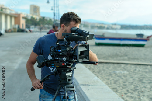 Camarógrafo con cámara de cine digital