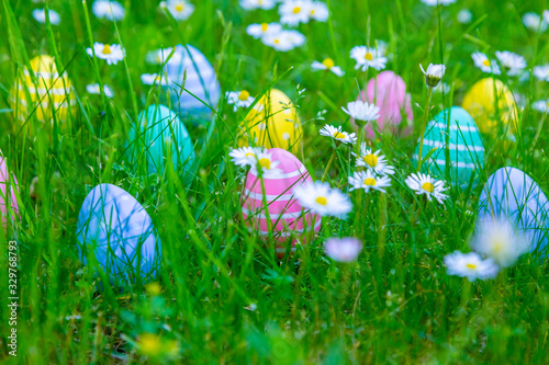 viele bunte Ostereier auf der Wiese