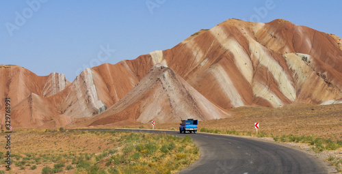 Montañas de colores en la provincia de Tabriz, camino al Kurdistan iraní (Iran) photo