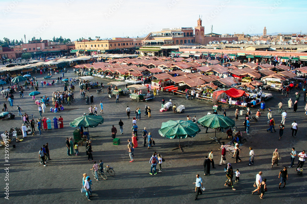 Obraz premium La plaza Jemaa el Fna es la plaza central de Marrakech y el lugar más importante de la medina (Marruecos)