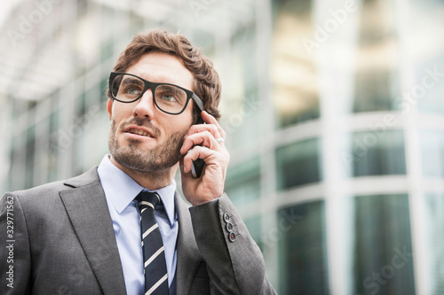 Businessmann vor Bürogebäude photo