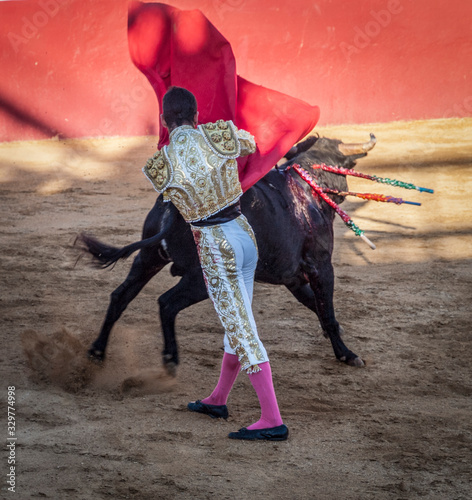 Torero en un momento de la faena en una plaza de toros de España