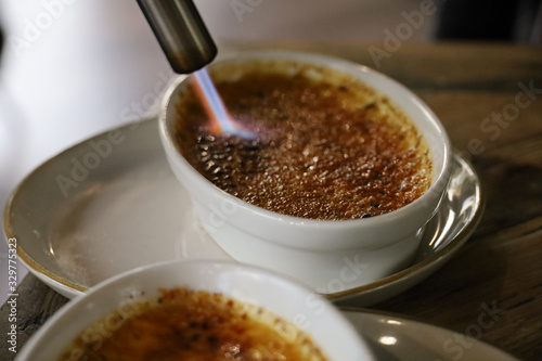 Preparation of a crème brûlée in a restaurant