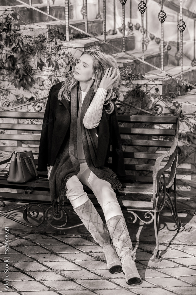 Obraz premium Romantic scene, woman waiting on a date. Pretty nice blond hair lady