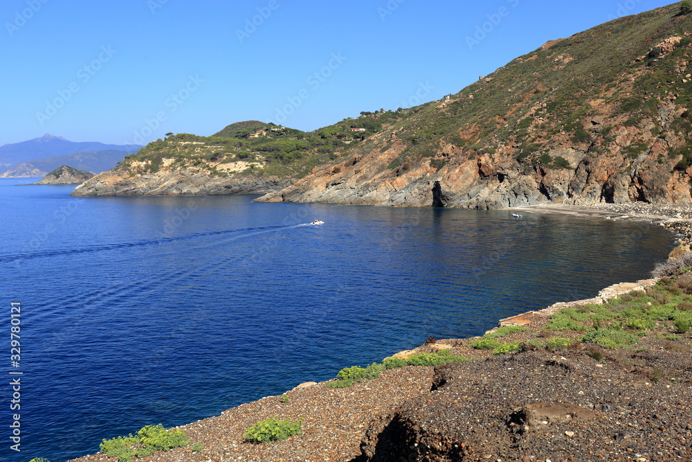 Panorama dell’isola Elba nei pressi di Capoliveri, Toscana, Italia con spiaggia e mare calmo
