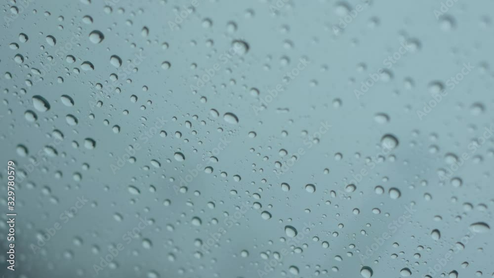 流れる水滴