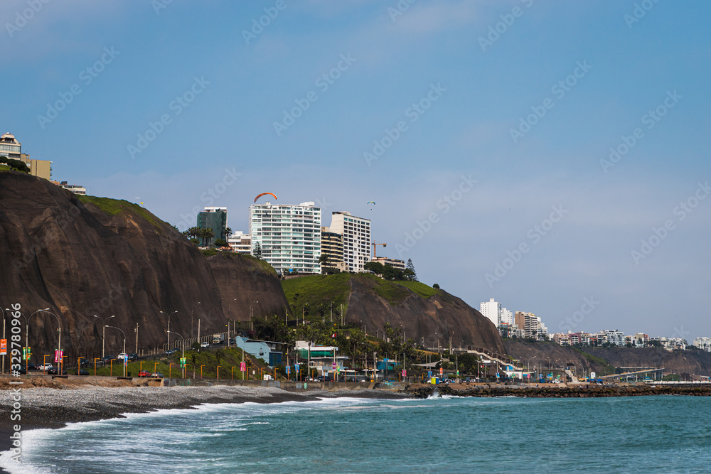 View of the coastal promenade of Lima in the dsitrict of Miraflores with a view of the ocean and steep cliffs (Lima, Peru, South America)