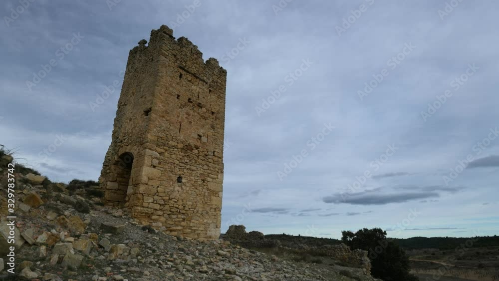 Time lapse de nubes pasando por las ruinas del Castillo de Pradas, cerca de la población de San Agustín. Teruel. Aragón. España Time lapse de nubes pasando por las ruinas del Castillo de Pradas, cerca de la población de San Agustín. Teruel. Aragón. España