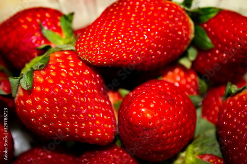 Wallpaper Mural Fresas rojas jugosas Torontodigital.ca