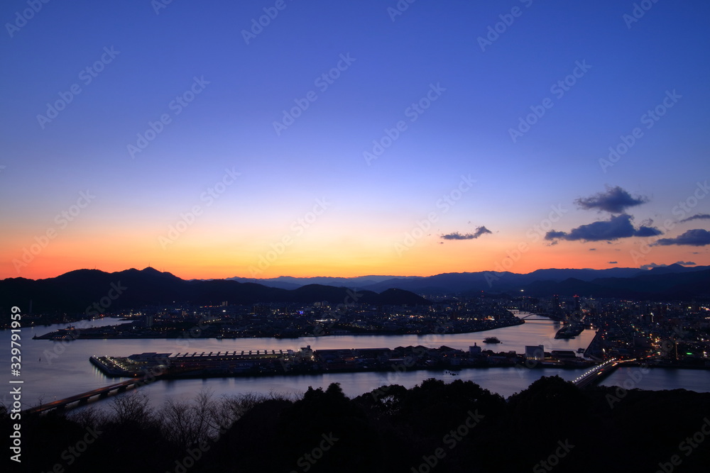 展望台から見た風景　夕暮れ時の高知市街（高知県五台山より）