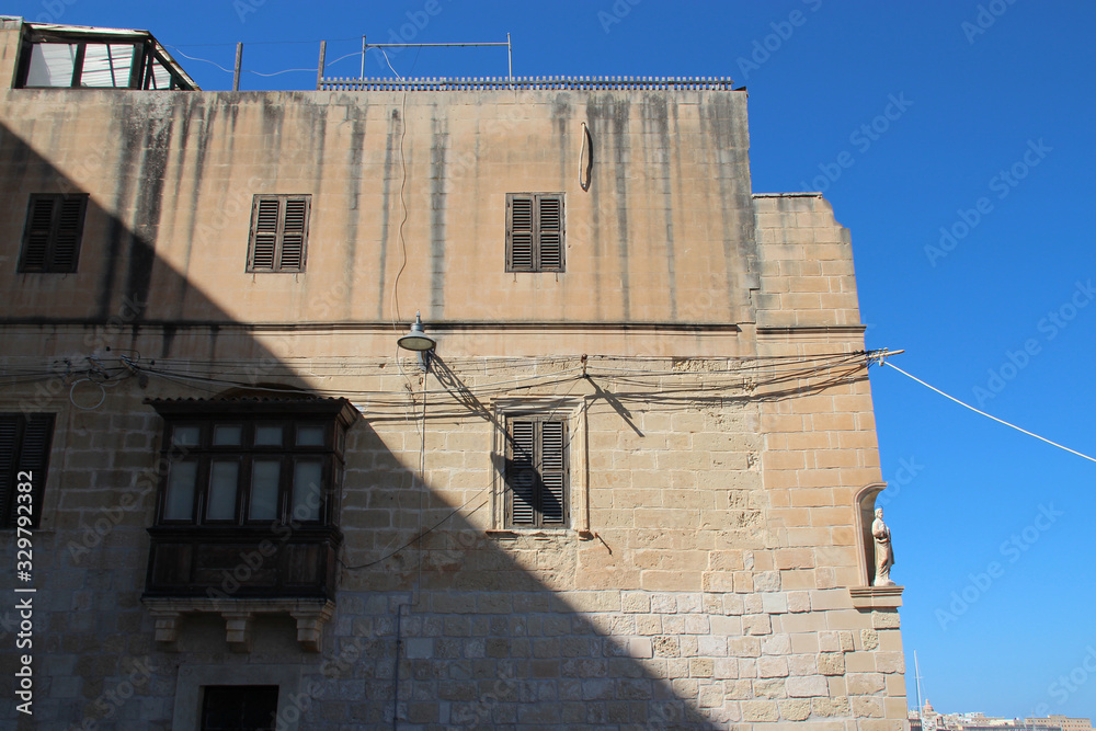 stone building (house ?) in vittoriosa (malta) 