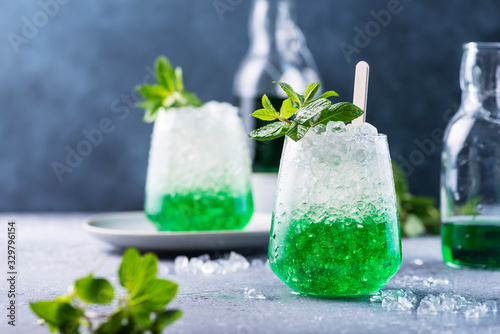 Φωτογραφία Summer cocktail with mint