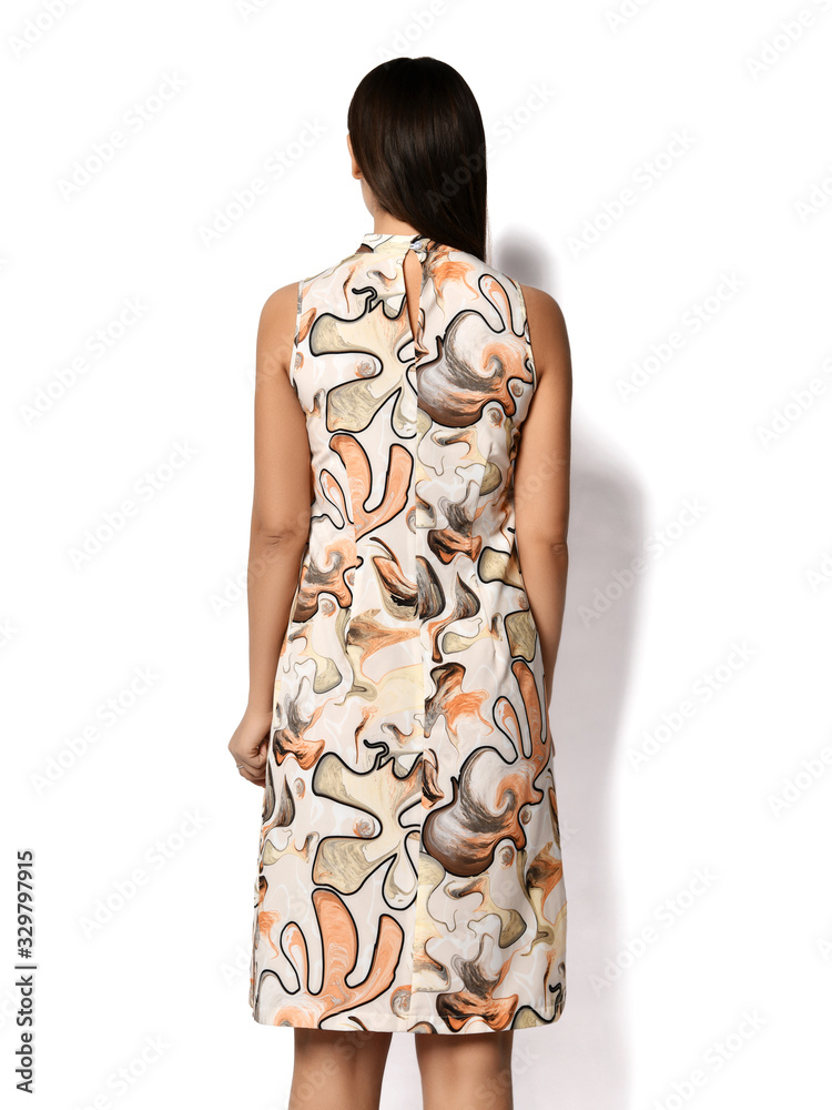Φωτογραφία Woman with straight brunette hair is posing back to us in new casual dress with