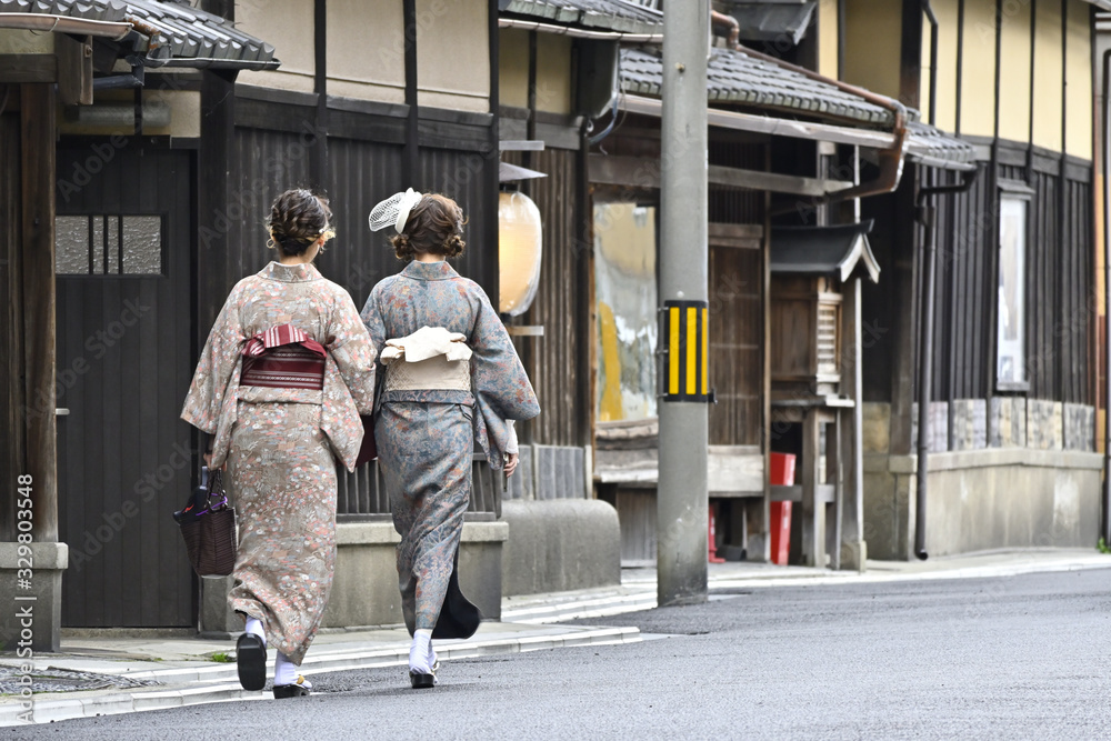 京都を旅する女性