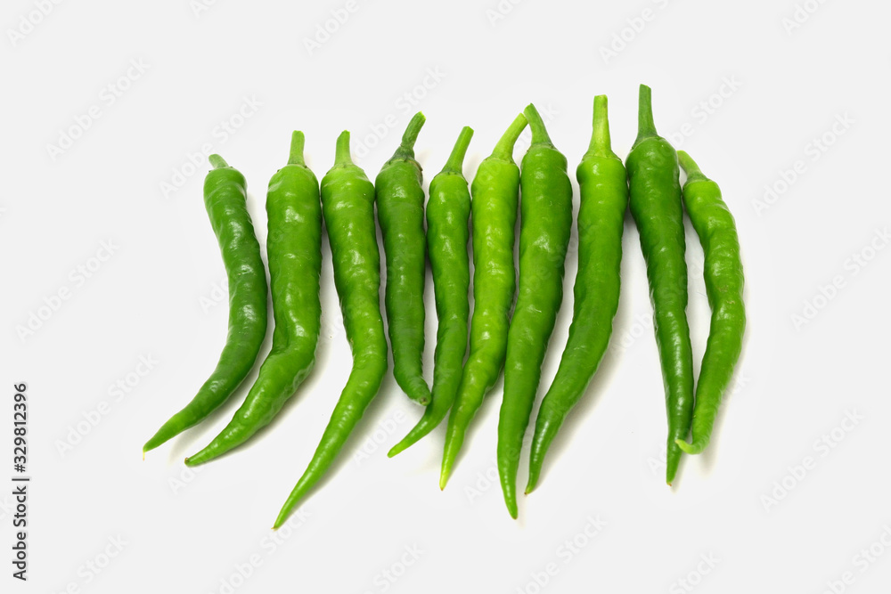 白背景の青唐辛子 コピースペースあり Green chili peppers (chile verde) on white background with copy space 白背景の青唐辛子 コピースペースあり Green chili peppers (chile verde) on white background with copy space