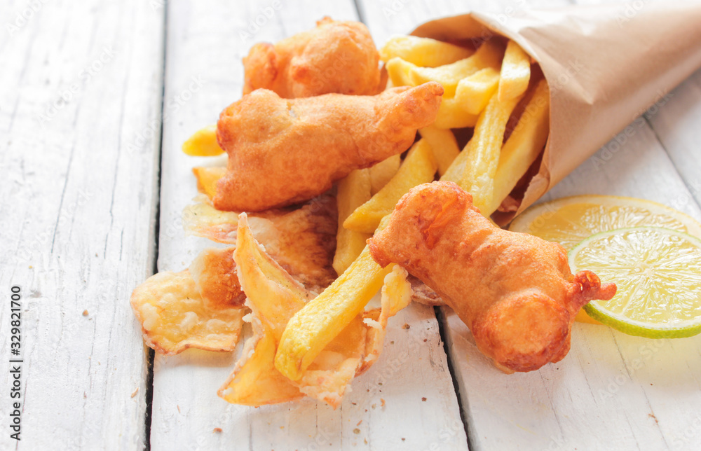 Backfisch mit Pommes Fisch Fish and Chips Tüte Tisch Portion Snack foto de Stock Adobe Stock
