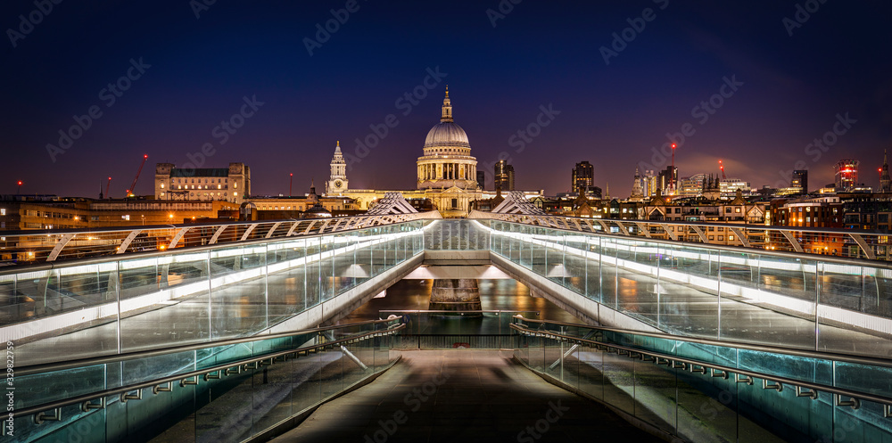 Obraz premium Millennium Bridge London with St. Paul's cathedral at night
