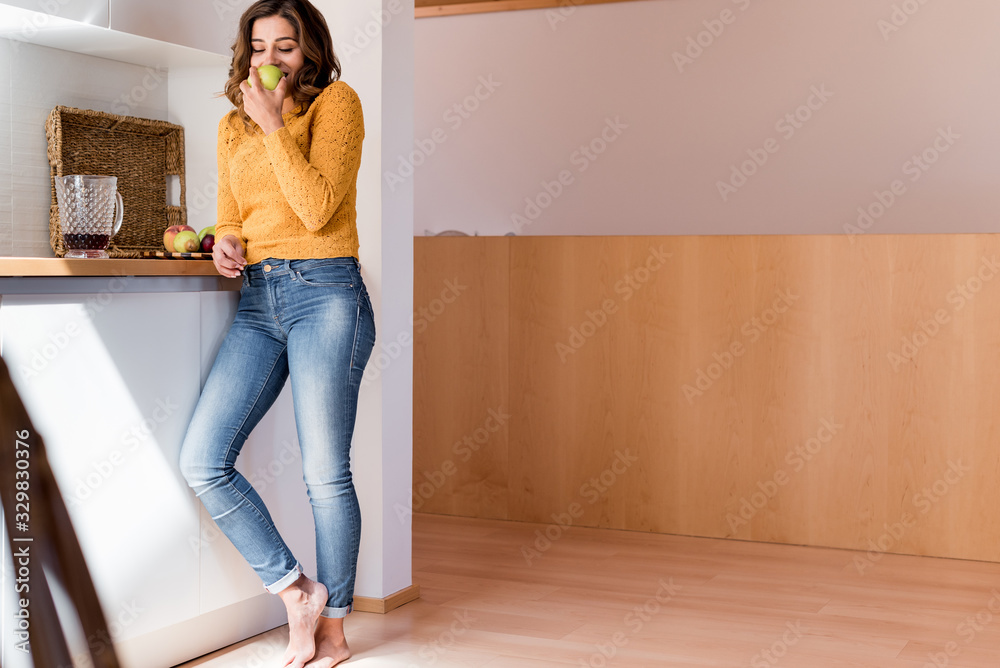 Fotografie Beautiful woman eating apple