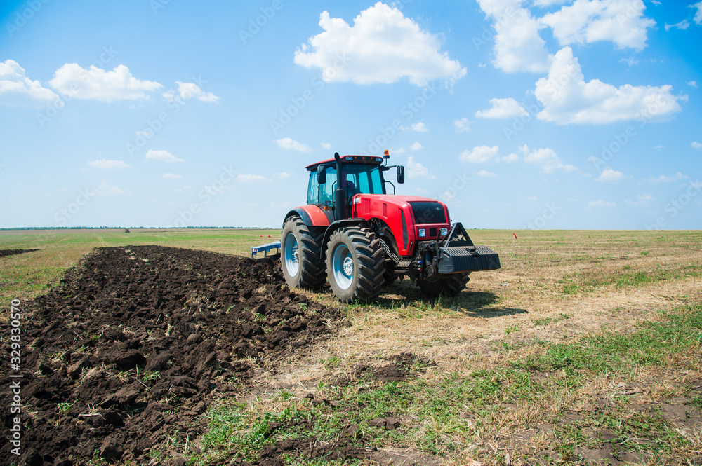 Obraz premium Tractor while plowing