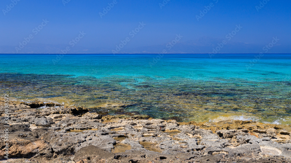 mare dai colori tropicali sull'isola di Chrissi, a Creta