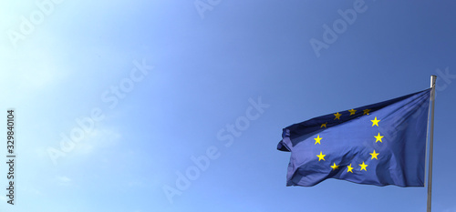 Flagge der europäischen Union vor blauem Himmel