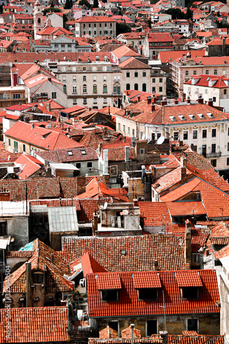 Czerwone dachy domów w małym miasteczku w Chorwacji #329840504