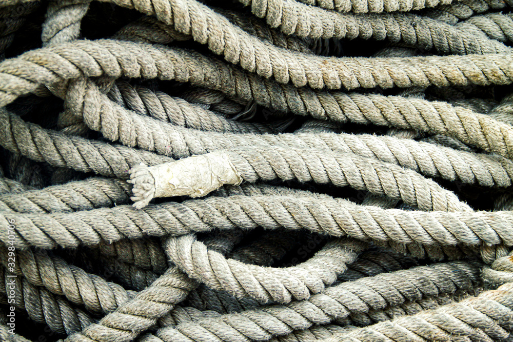 Gruba lina ze statku poskręcana na pomoście