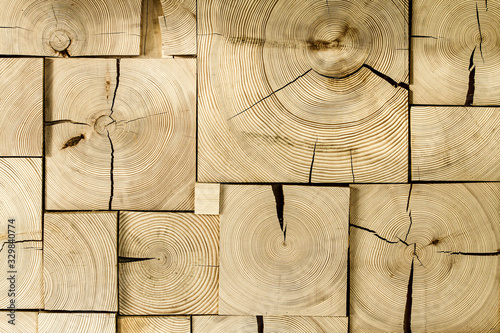 Drewniane jasne belki sosnowe na ścianie deseń 