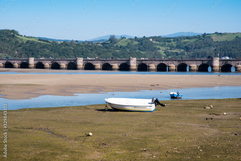 Obraz premium Views of Puente Las Mazas over the Rio Escudo in San Vicente de la Barquera, Cantabria, Spain. Nice views of a beautiful town.