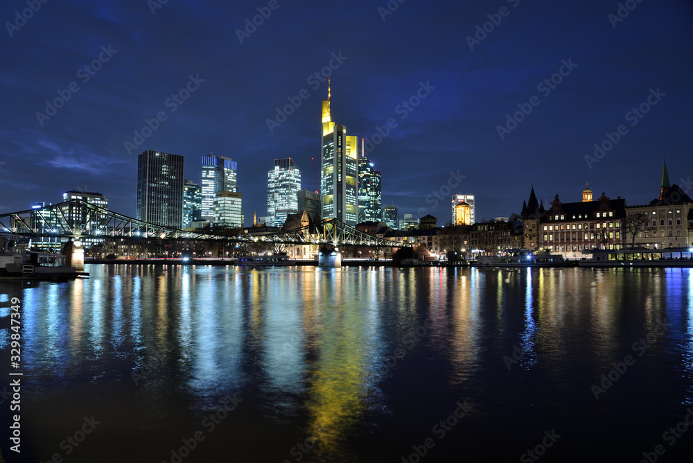 Nächtliche Skyline von Frankfurt mit dem Main Nächtliche Skyline von Frankfurt mit dem Main
