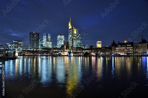 Nächtliche Skyline von Frankfurt mit dem Main © Fotolla